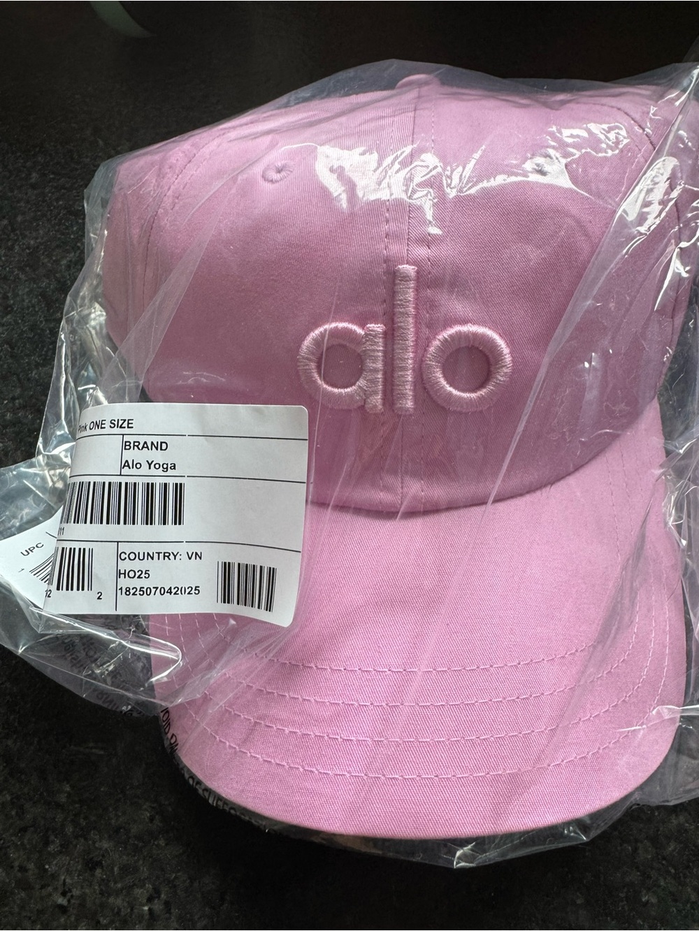ALO Off duty cap in Candy heart pink - Picture 3 of 4